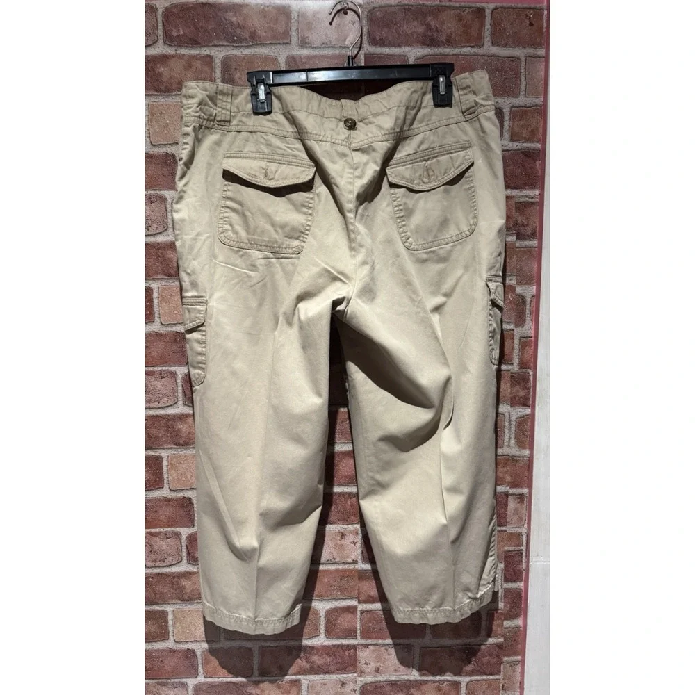Chaus Capri Pants Womens Size 14 Beige 100% Cotton Chinos Cargo Pockets Mid Rise